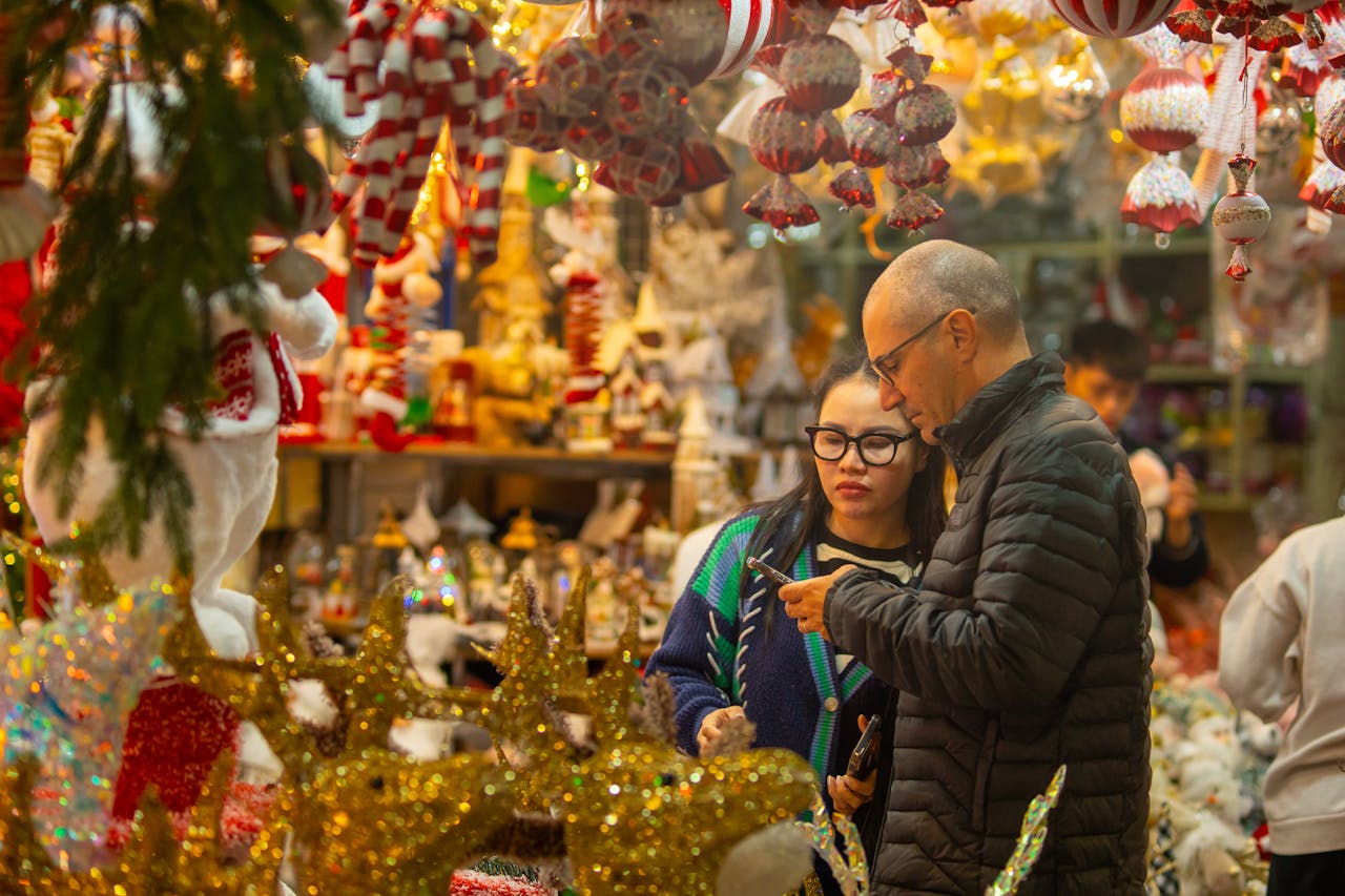 couple shopping for the holiday