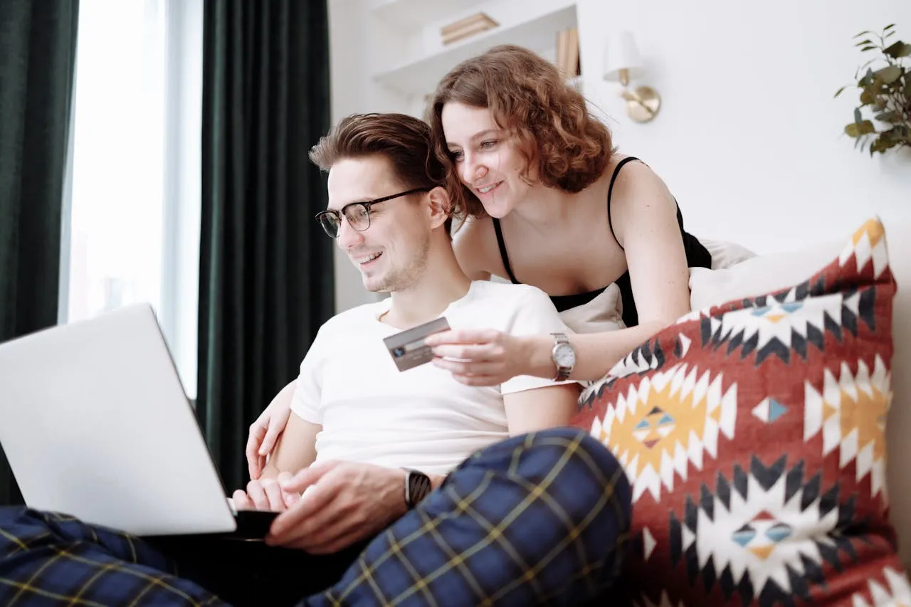Couple buying a credit counseling course online